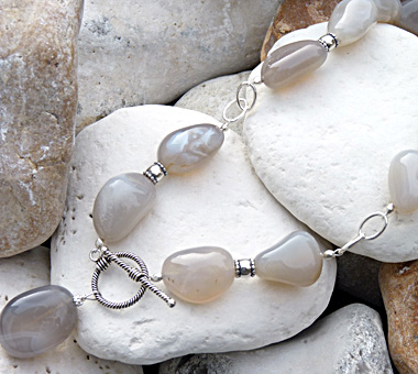 Sterling silver necklace with 19 grey agate stones (Total length of necklace 50cm / drop 25cm)