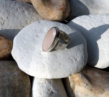 Sterling silver ring with rose quartz (stone size 14mm x 29mm)